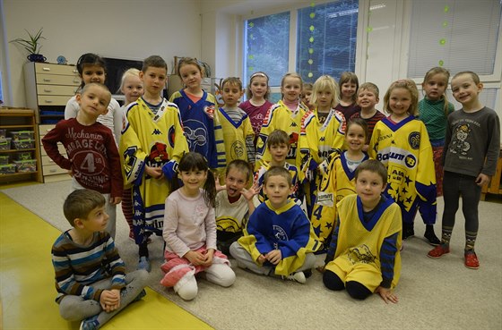 Obrázky dětí z Mateřské školy Dětská ve Zlíně zdobí zimní stadion během...