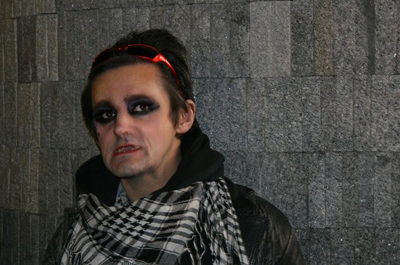 Karim má um�lé �asy a pou�ívá lí�ení.