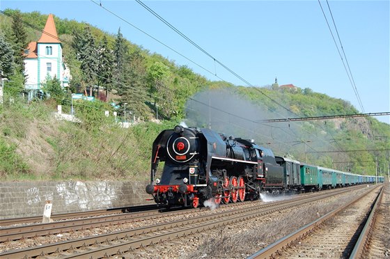 Lokomotiva 475.179 lechtina projídí Malou Chuchlí.