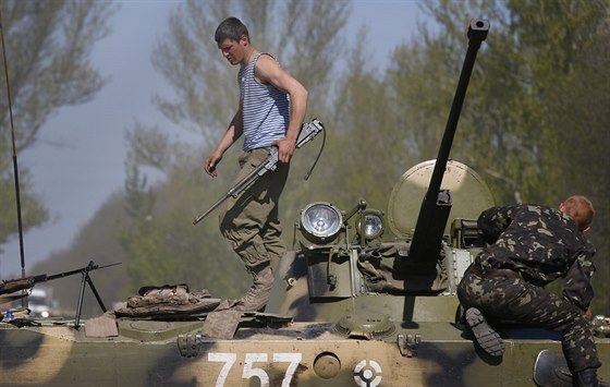 Ukrajinští vojáci na tanku u kontrolního stanoviště u vesnice Malinovka 20 km...