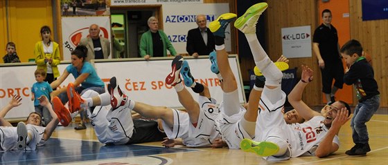 Basketbalisté Dína slaví výhru nad Opavou.