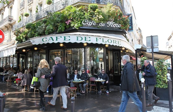 Slavná kavárna Cafe de Flore ve čtvrti Saint-Germain des Prés je dnes v první...