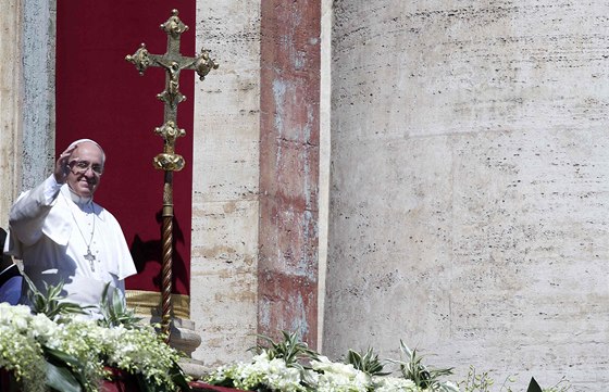 Pape Frantiek pronáí tradiní poehnání Urbi et Orbi na Svatopetrském
