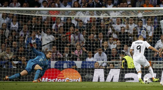 SNADNÁ PRÁCE. Karim Benzema střílí první gól Realu Madrid v semifinále Ligy