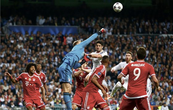 NAD HLAVAMI. Brankář Bayernu Manuel Neuer boxuje balon, který přiletěl do jeho