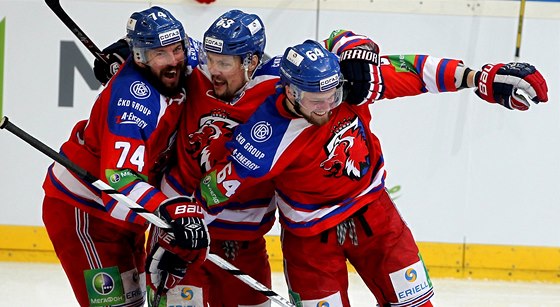 Hokejisté praského Lva se radují z gólu proti Magnitogorsku.
