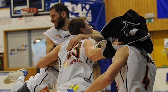 Basketbalisté Dína slaví vítzství.