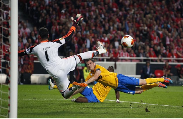 Stephan Lichtsteiner  z Juventusu Turín hlavi�kuje, branká� Benfiky Lisabon