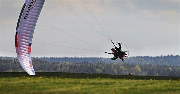 Ukázka paraglidingu.