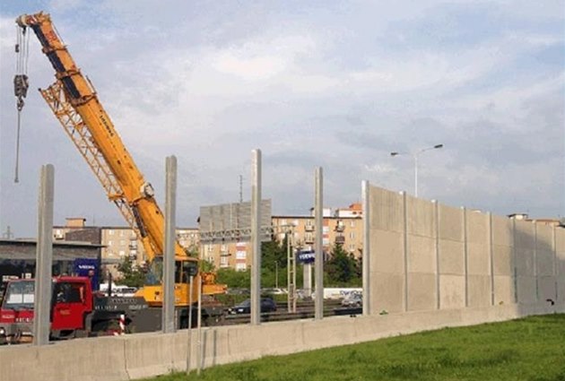 Stavba protihlukové stěny na Spořilově