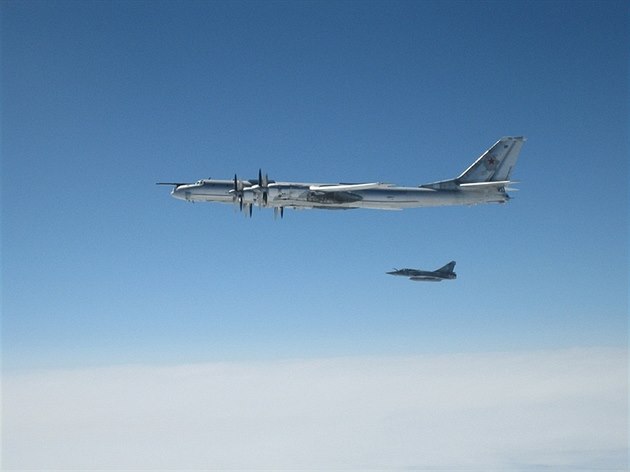 Francouzský stroj Mirage doprovází u Islandu ruský strategický bombardér Tu-95