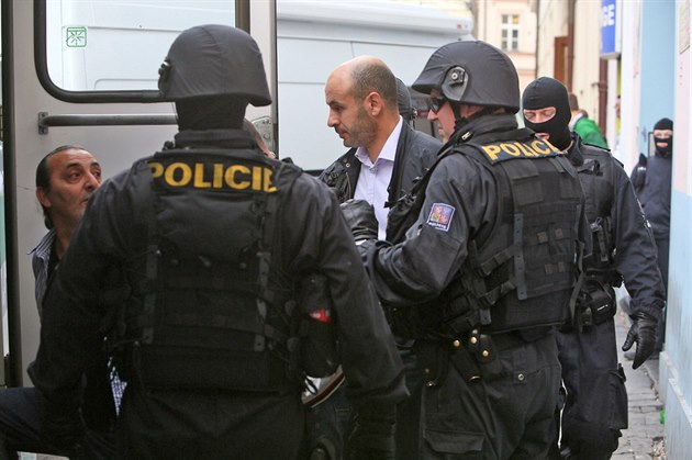 Zásah kriminalist� ÚOOZ v Islámské nadaci v ulici Politických v�z�� v Praze.