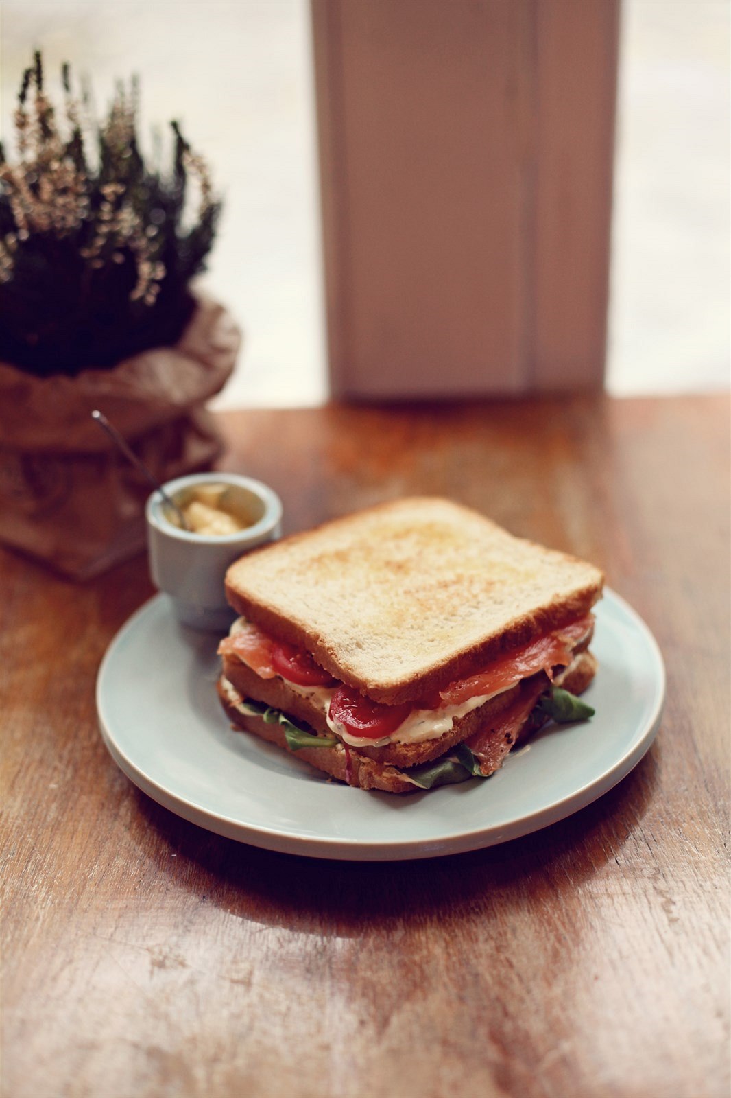 Club sandwich s uzeným lososem
