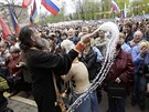 Pravoslavný knz ehná davu stoupenc Ruska v Luhansku (21. dubna 2014)