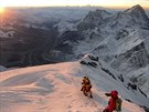 Skupina horolezc vystupuje na Mount Everest. (18. kvtna 2013)