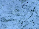 Skupina horolezc stoupá po ledopádu Khumbu na Mount Everest (18. kvtna 2013)