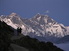 Horolezci se kochají pohledem na Mount Everest.