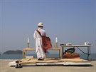 Buddhistický mnich se modlí za obti lodního netstí (24. dubna 2014)