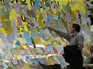 Korejci truchlí za své blízké, kteí zemeli pi tragédii trajektu Sewol (24....
