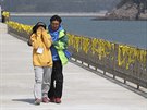 Korejci truchlí za své blízké, kteí zemeli pi tragédii trajektu Sewol (24....