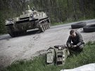 Písluníci ukrajinských bezpenostních sil hlídkují u Slavjansku (25. dubna...