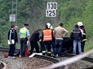 Záchranái na míst, kde Ivetu Bartoovou pejel vlak (29. dubna 2014)