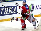 TVRDÝ NÁRAZ. Hokejisté Lva a Magnitogorsku (bílá)  v estém finále KHL