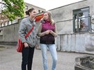 Studentky Tereza Fixová a Aneta Kaczmarczyková ped zavenou kolou. (22. 4.
