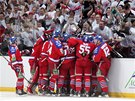 EUFORIE. Hokejisté Lva Praha slaví vyrovnání finálové série Kontinentální ligy.