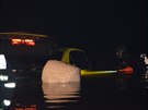 Potápěči zajišťují auto taxikáře, které ve středičesjí Davli sjelo do Vltavy