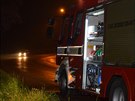 U vyprošťování vozu z Vltavy zasahovaly čtyři hasičské jednotky (22.4.2014)