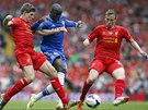 PROJDU? Demba Ba, útoník Chelsea, se snaí prosmýknout mezi Stevenem Gerrardem