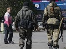 Prorutí ozbrojenci procházejí centrem výchoukrajinského Slavjansku....