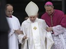 Emeritní pape Benedikt XVI. pichází na ceremonii na Svatopetrském námstí...