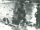 Unikátní fotografie kráteru po dopadu letounu Vasilije Staka v dubnu 1945.