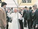 Jan Pavel II. pi sv nvtt Velehradu v dubnu 1990 zasadil lpu - symbol...