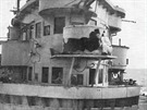 Kapitánský mstek letadlové lodi HMS Illustrious pokozený náletem kamikaze.