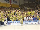MISTI. Hokejisté Zlína se fotí s Masarykovým pohárem pro extraligové ampiony.