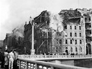 Praha po bombardování. Lidé na Jiráskov most se dívají na rozbombardovanou