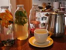 Pijte vodu, neslazené čaje nebo si do sklenic připravte vodu, v níž macerujte...