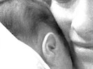 Olivia Wilde dala ernobílou fotku se synem z porodnice na Twitter (2014).