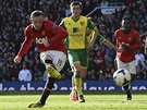 PROMNNÁ PENALTA. Wayne Rooney, útoník Manchesteru United, si dává pravakou...