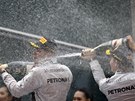 TRIUMF MERCEDESU. Lewis Hamilton a Nico Rosberg po Velké cen íny formule 1. 