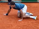 NA KOLENOU. Roger Federer ve finále turnaje v Monte Carlu. 