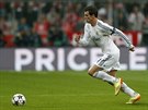 Útoník Gareth Bale z Realu Madrid s míem podniká útok smrem na bránu Bayernu