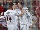 Fotbalisté Realu Madrid se radují ze vsteleného gólu. Vpravo autor branky