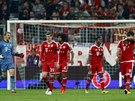 Smutní fotbalisté Bayernu Mnichov po inkasovaném gólu v semifinále Ligy mistrů.