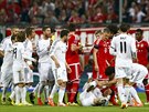 Obránce Dante z Bayernu Mnichov tvrdě fauloval Cristiana Ronalda z Realu Madrid...