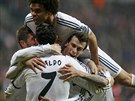 Fotbalisté Realu Madrid v euforii oslavují gól v semifinálové odvet Ligy...
