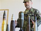 Pyrotechnik Vlastimil Kalivoda ukazuje nkteré druhy munice, s ní se mohou...